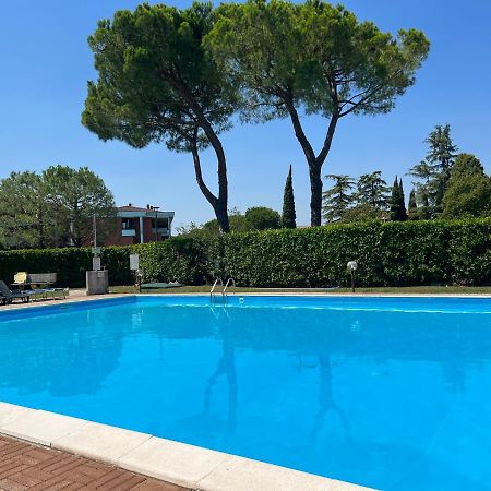 Aparthotel Fior Di Loto Desenzano del Garda Exterior foto