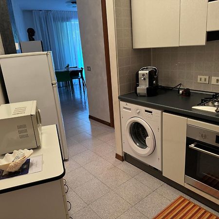 Aparthotel Fior Di Loto Desenzano del Garda Exterior foto