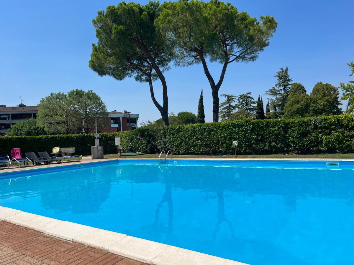Aparthotel Fior Di Loto Desenzano del Garda Exterior foto