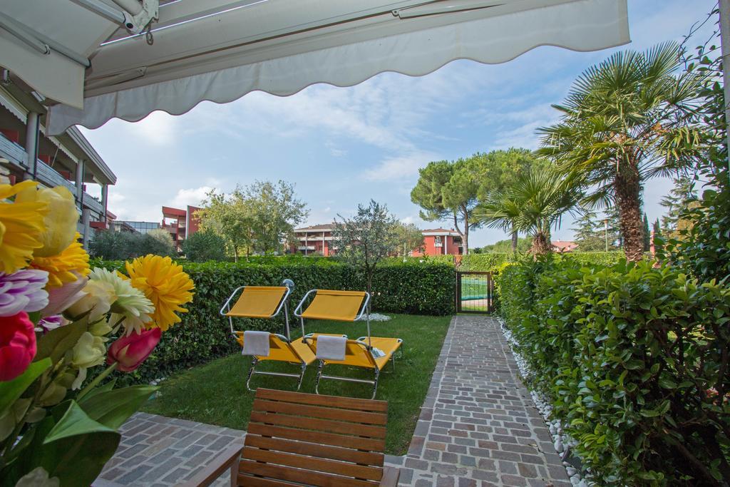 Aparthotel Fior Di Loto Desenzano del Garda Exterior foto