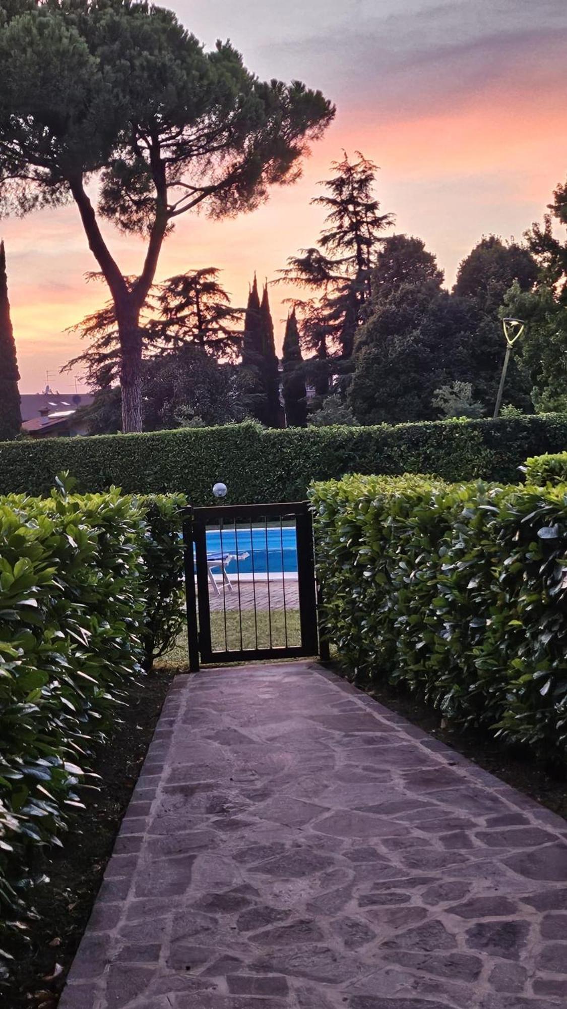 Aparthotel Fior Di Loto Desenzano del Garda Exterior foto