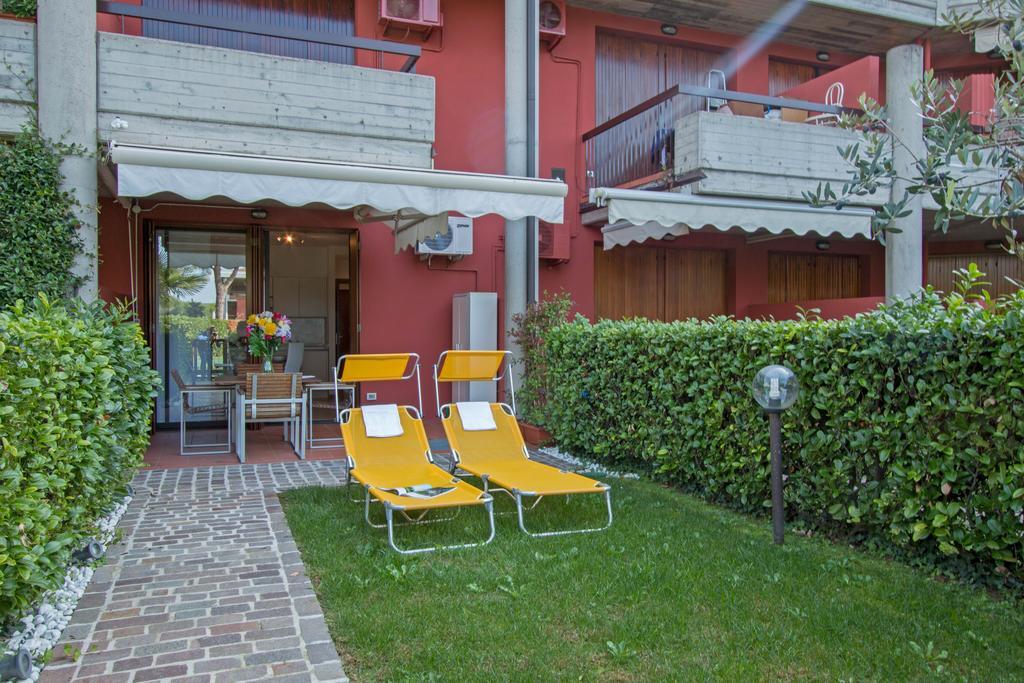 Aparthotel Fior Di Loto Desenzano del Garda Exterior foto