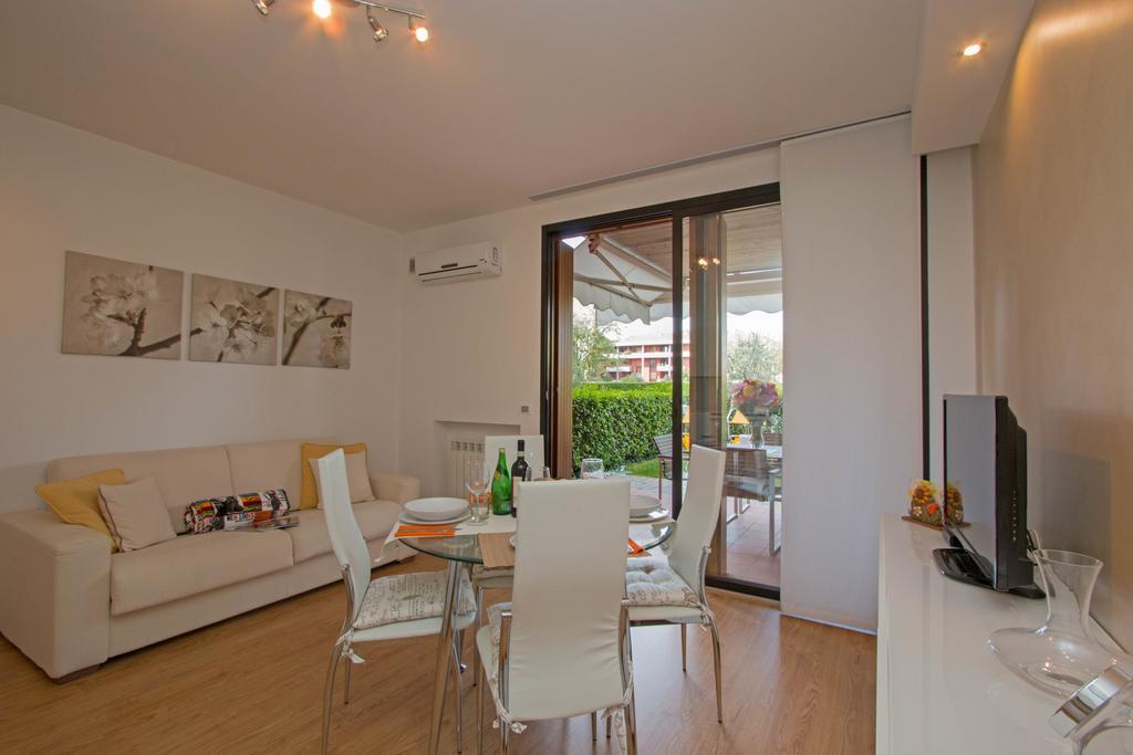 Aparthotel Fior Di Loto Desenzano del Garda Exterior foto