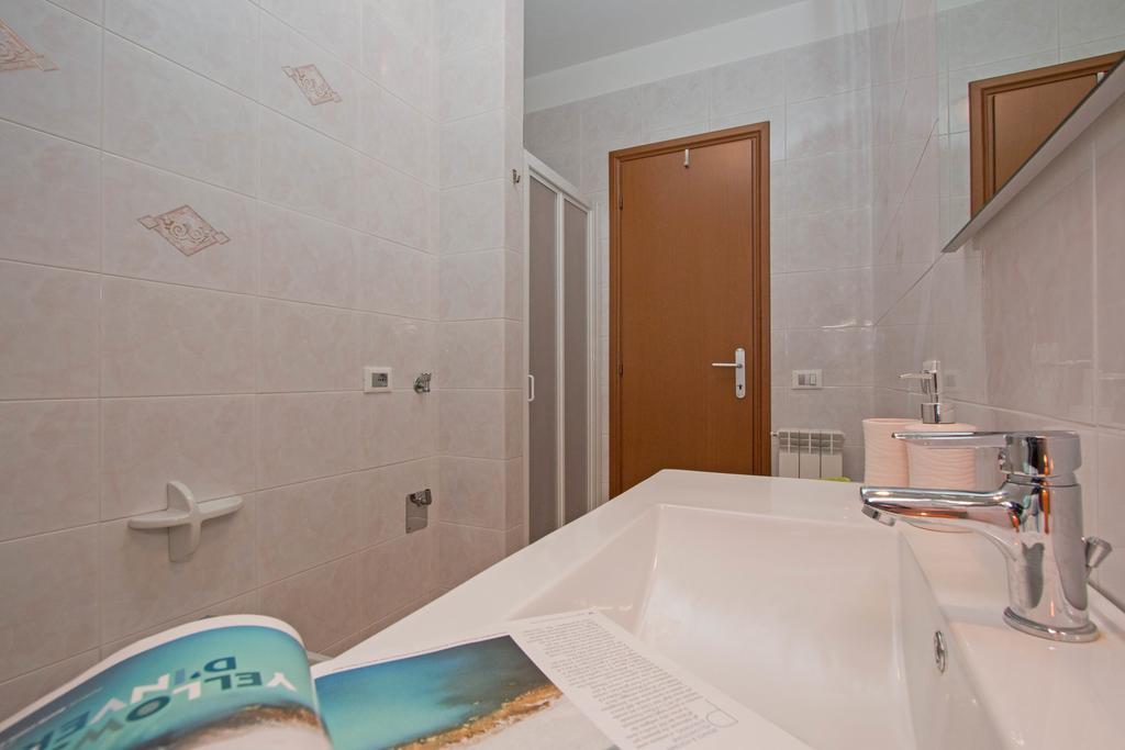 Aparthotel Fior Di Loto Desenzano del Garda Exterior foto