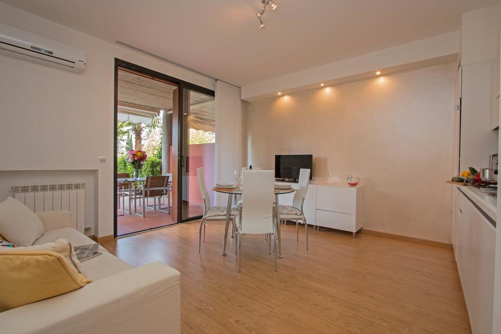Aparthotel Fior Di Loto Desenzano del Garda Exterior foto