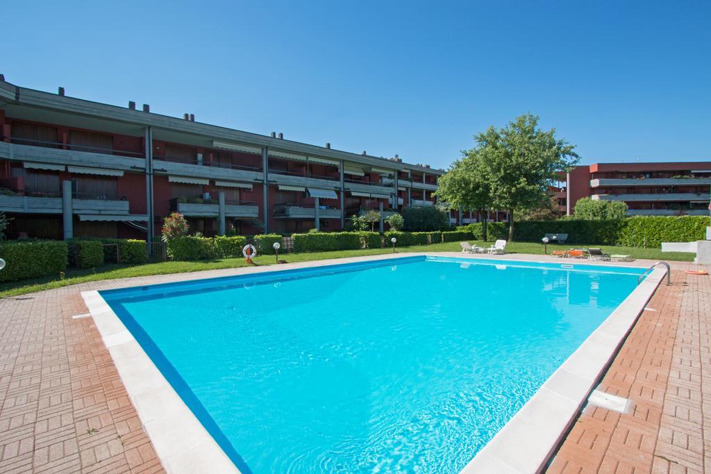 Aparthotel Fior Di Loto Desenzano del Garda Exterior foto