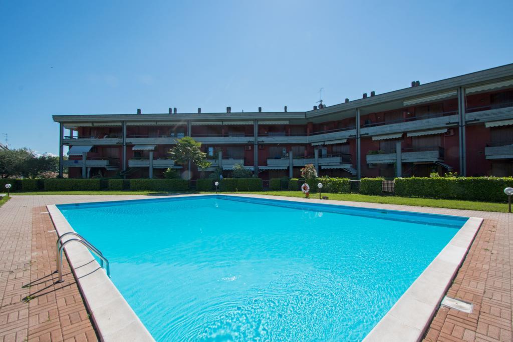 Aparthotel Fior Di Loto Desenzano del Garda Exterior foto